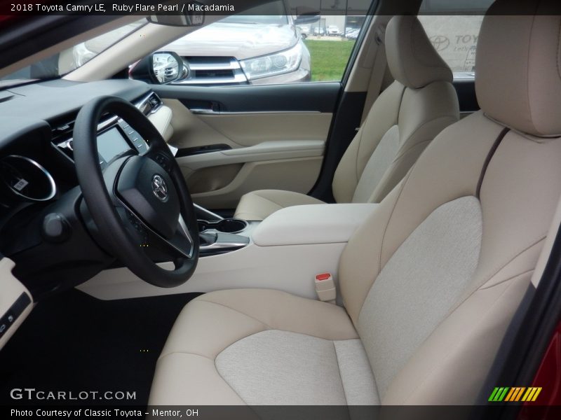 Ruby Flare Pearl / Macadamia 2018 Toyota Camry LE