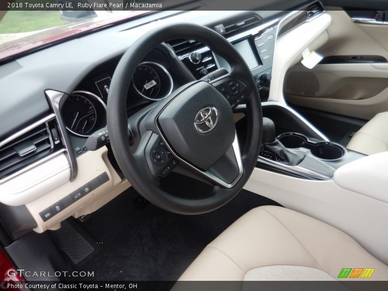 Ruby Flare Pearl / Macadamia 2018 Toyota Camry LE