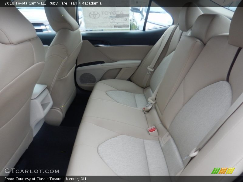 Ruby Flare Pearl / Macadamia 2018 Toyota Camry LE