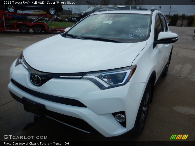Super White / Black 2018 Toyota RAV4 XLE AWD