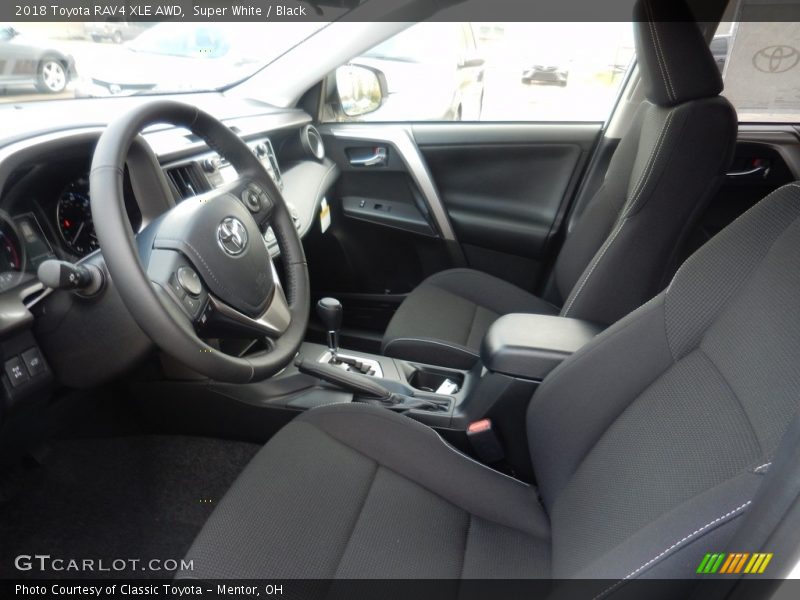 Super White / Black 2018 Toyota RAV4 XLE AWD