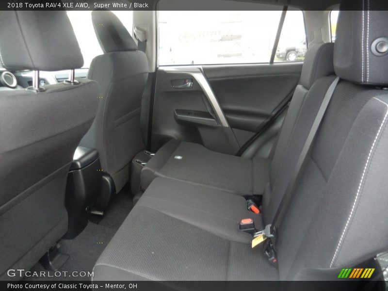 Super White / Black 2018 Toyota RAV4 XLE AWD
