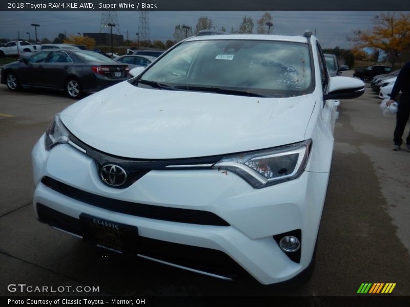 Super White / Black 2018 Toyota RAV4 XLE AWD