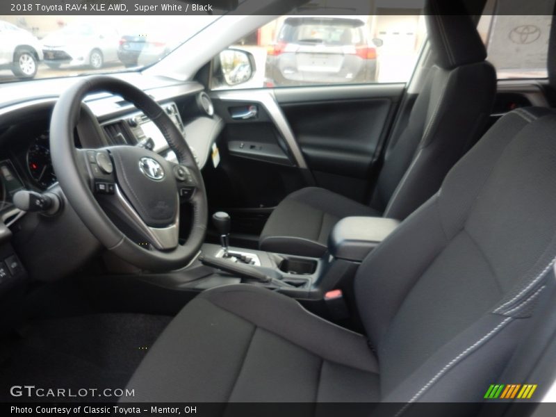 Super White / Black 2018 Toyota RAV4 XLE AWD