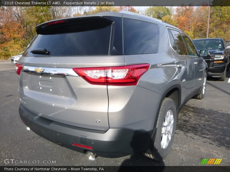 Pepperdust Metallic / Jet Black 2018 Chevrolet Traverse LT AWD
