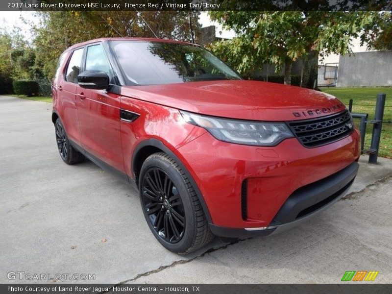 Front 3/4 View of 2017 Discovery HSE Luxury