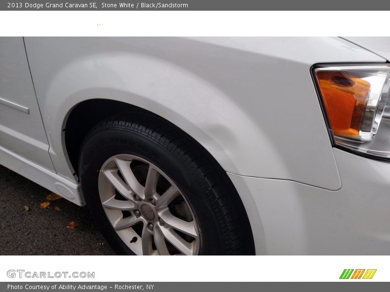 Stone White / Black/Sandstorm 2013 Dodge Grand Caravan SE