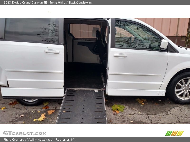 Stone White / Black/Sandstorm 2013 Dodge Grand Caravan SE