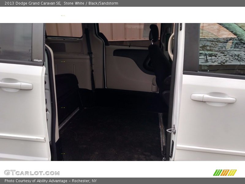 Stone White / Black/Sandstorm 2013 Dodge Grand Caravan SE