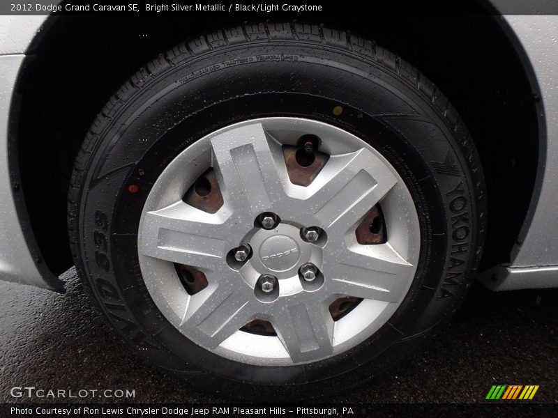 Bright Silver Metallic / Black/Light Graystone 2012 Dodge Grand Caravan SE