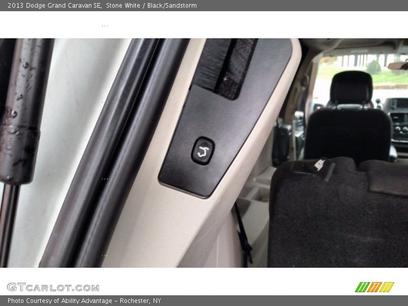 Stone White / Black/Sandstorm 2013 Dodge Grand Caravan SE
