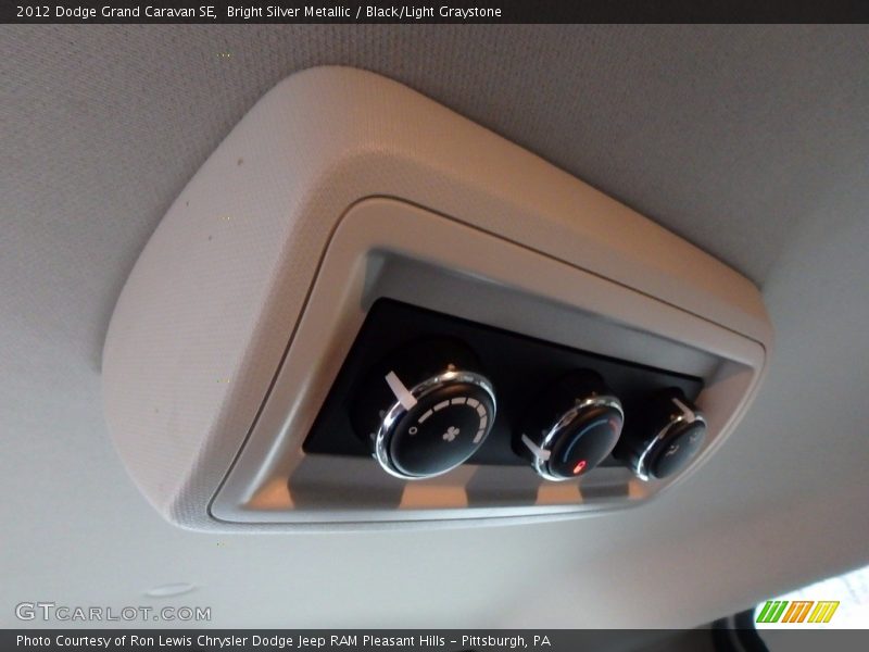 Bright Silver Metallic / Black/Light Graystone 2012 Dodge Grand Caravan SE