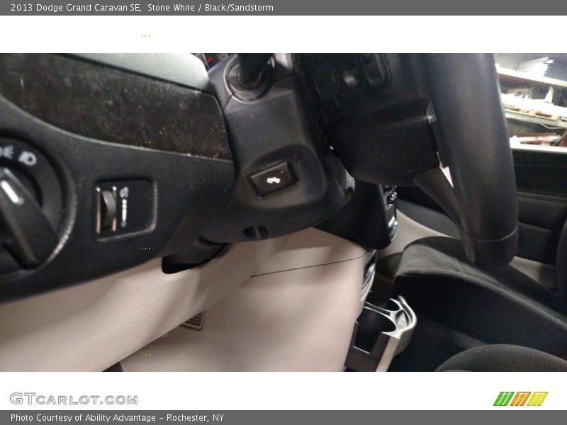 Stone White / Black/Sandstorm 2013 Dodge Grand Caravan SE