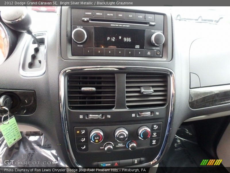 Bright Silver Metallic / Black/Light Graystone 2012 Dodge Grand Caravan SE