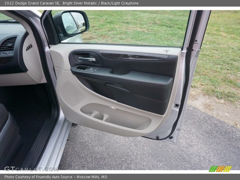 Bright Silver Metallic / Black/Light Graystone 2012 Dodge Grand Caravan SE