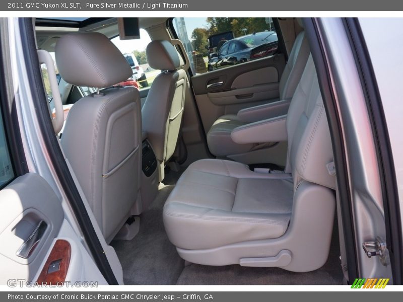 Pure Silver Metallic / Light Titanium 2011 GMC Yukon XL SLT