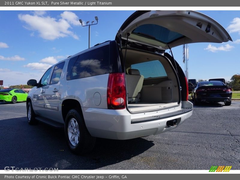 Pure Silver Metallic / Light Titanium 2011 GMC Yukon XL SLT