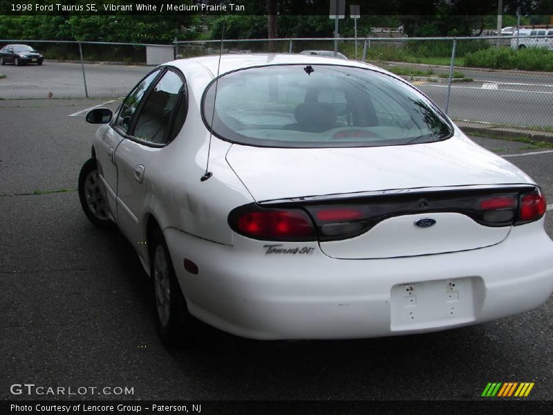 Vibrant White / Medium Prairie Tan 1998 Ford Taurus SE