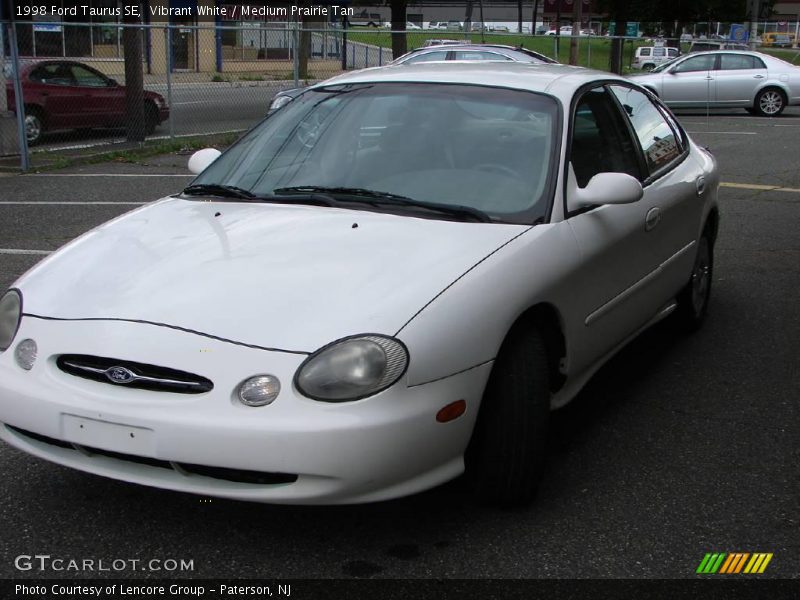 Vibrant White / Medium Prairie Tan 1998 Ford Taurus SE