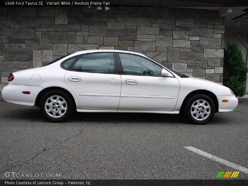 Vibrant White / Medium Prairie Tan 1998 Ford Taurus SE