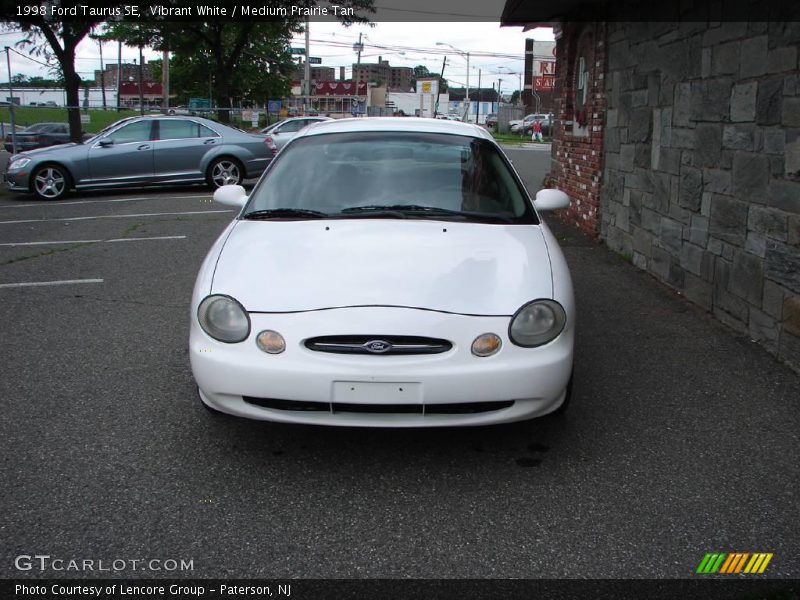 Vibrant White / Medium Prairie Tan 1998 Ford Taurus SE