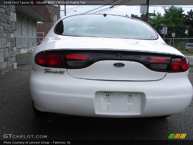 Vibrant White / Medium Prairie Tan 1998 Ford Taurus SE