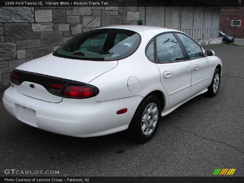 Vibrant White / Medium Prairie Tan 1998 Ford Taurus SE