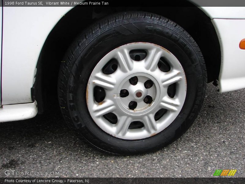 Vibrant White / Medium Prairie Tan 1998 Ford Taurus SE