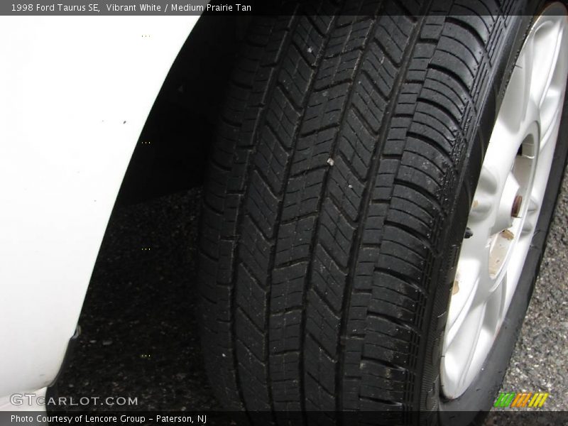 Vibrant White / Medium Prairie Tan 1998 Ford Taurus SE