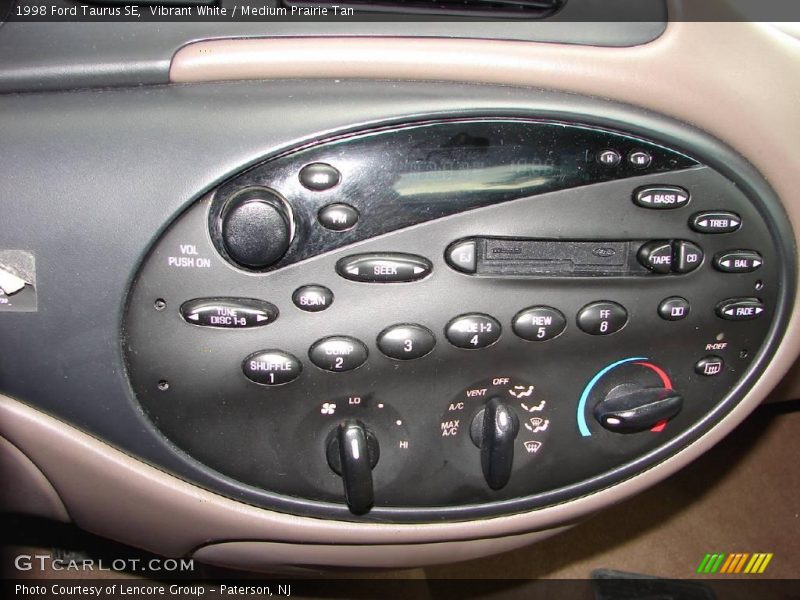 Vibrant White / Medium Prairie Tan 1998 Ford Taurus SE