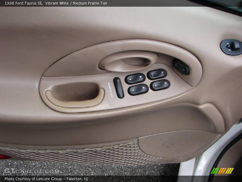 Vibrant White / Medium Prairie Tan 1998 Ford Taurus SE