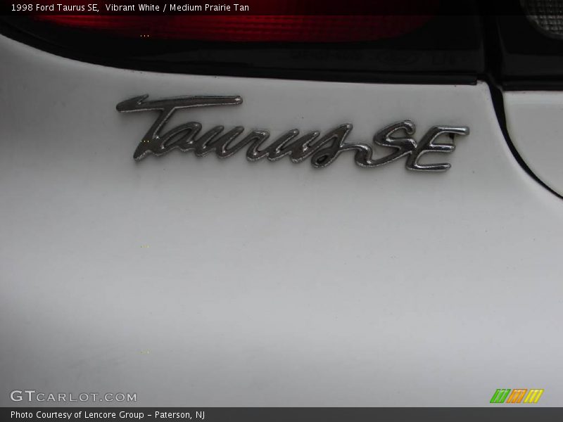 Vibrant White / Medium Prairie Tan 1998 Ford Taurus SE