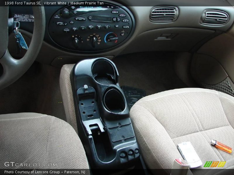 Vibrant White / Medium Prairie Tan 1998 Ford Taurus SE