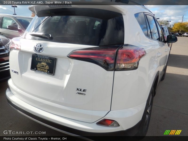Super White / Black 2018 Toyota RAV4 XLE AWD