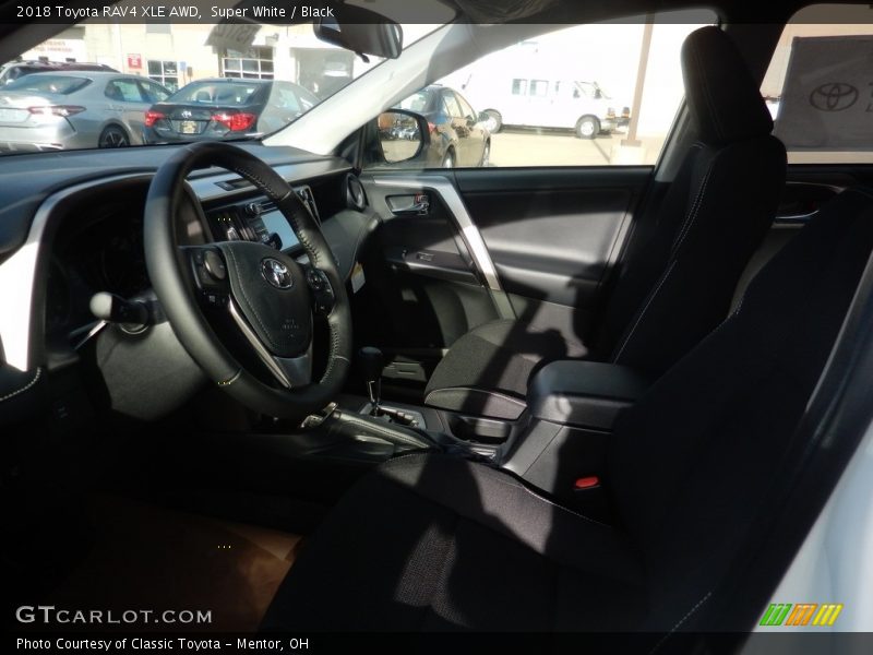 Super White / Black 2018 Toyota RAV4 XLE AWD