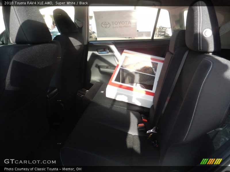 Super White / Black 2018 Toyota RAV4 XLE AWD