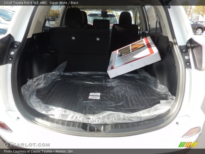 Super White / Black 2018 Toyota RAV4 XLE AWD