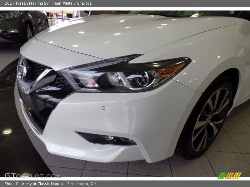 Pearl White / Charcoal 2017 Nissan Maxima SV