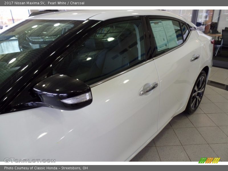 Pearl White / Charcoal 2017 Nissan Maxima SV