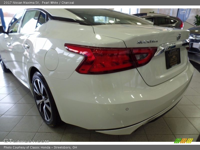 Pearl White / Charcoal 2017 Nissan Maxima SV