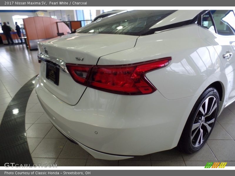 Pearl White / Charcoal 2017 Nissan Maxima SV