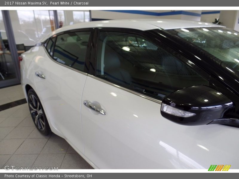 Pearl White / Charcoal 2017 Nissan Maxima SV