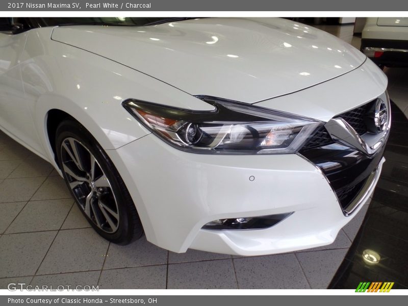Pearl White / Charcoal 2017 Nissan Maxima SV