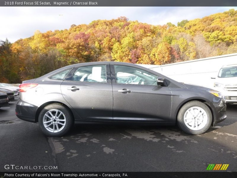 Magnetic / Charcoal Black 2018 Ford Focus SE Sedan