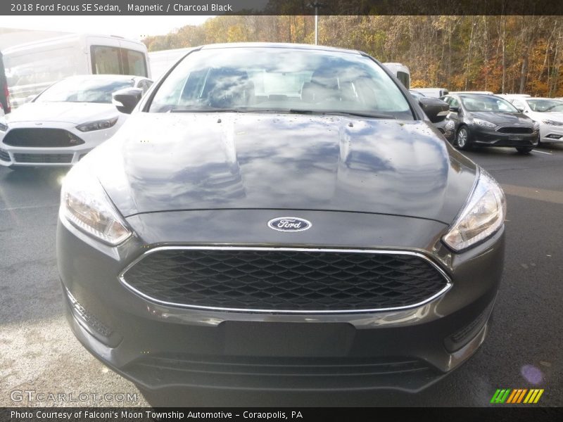 Magnetic / Charcoal Black 2018 Ford Focus SE Sedan