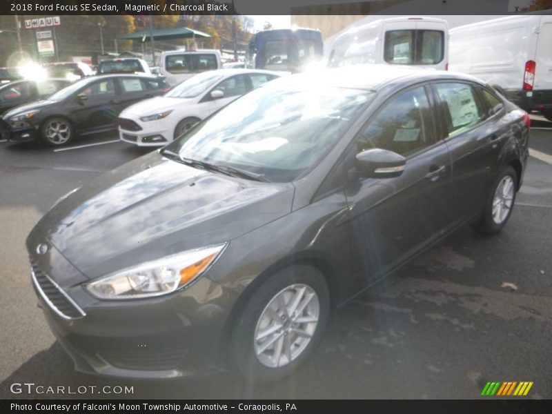 Magnetic / Charcoal Black 2018 Ford Focus SE Sedan