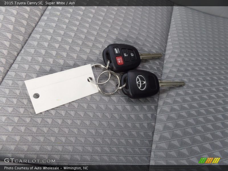 Super White / Ash 2015 Toyota Camry SE