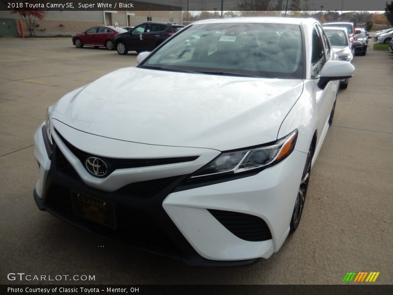 Super White / Black 2018 Toyota Camry SE