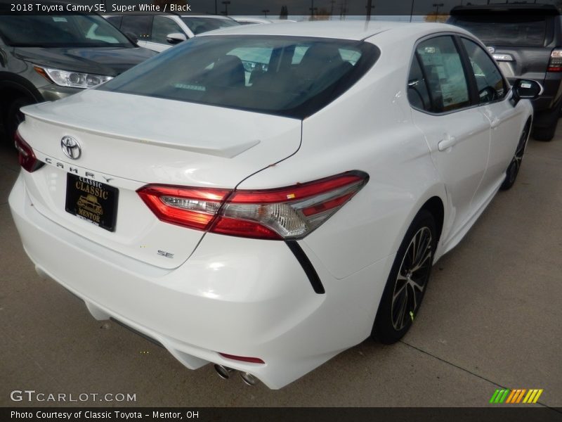 Super White / Black 2018 Toyota Camry SE