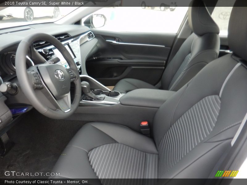 Super White / Black 2018 Toyota Camry SE
